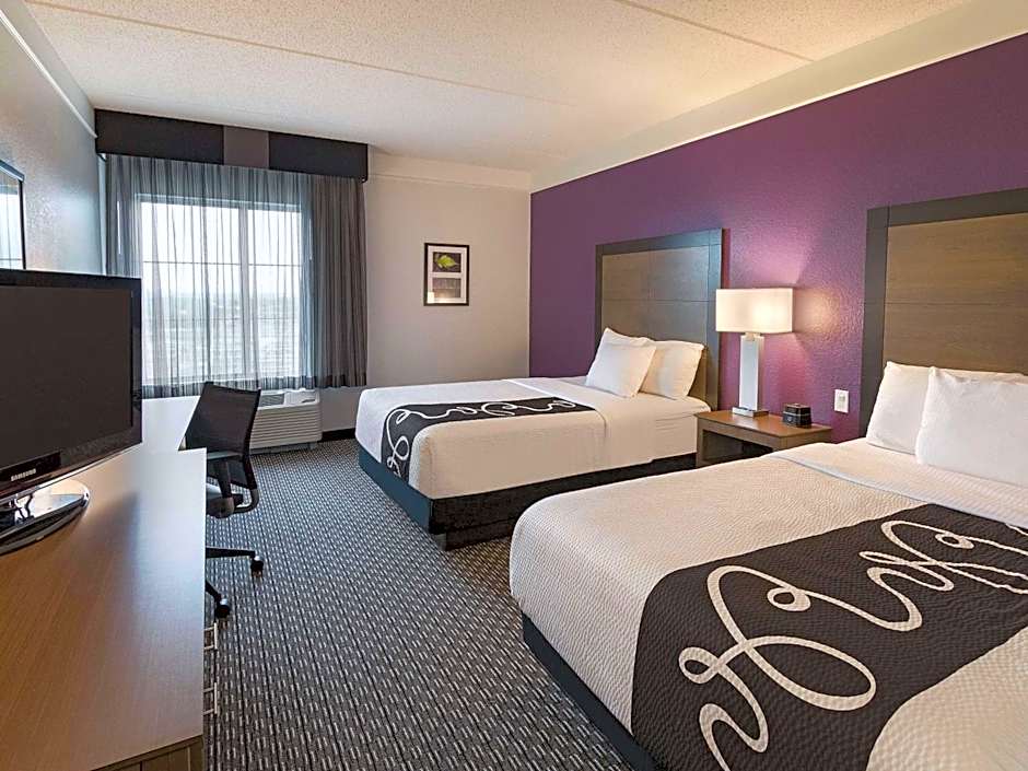 La Quinta Inn & Suites by Wyndham Arlington North Six Flags Drive