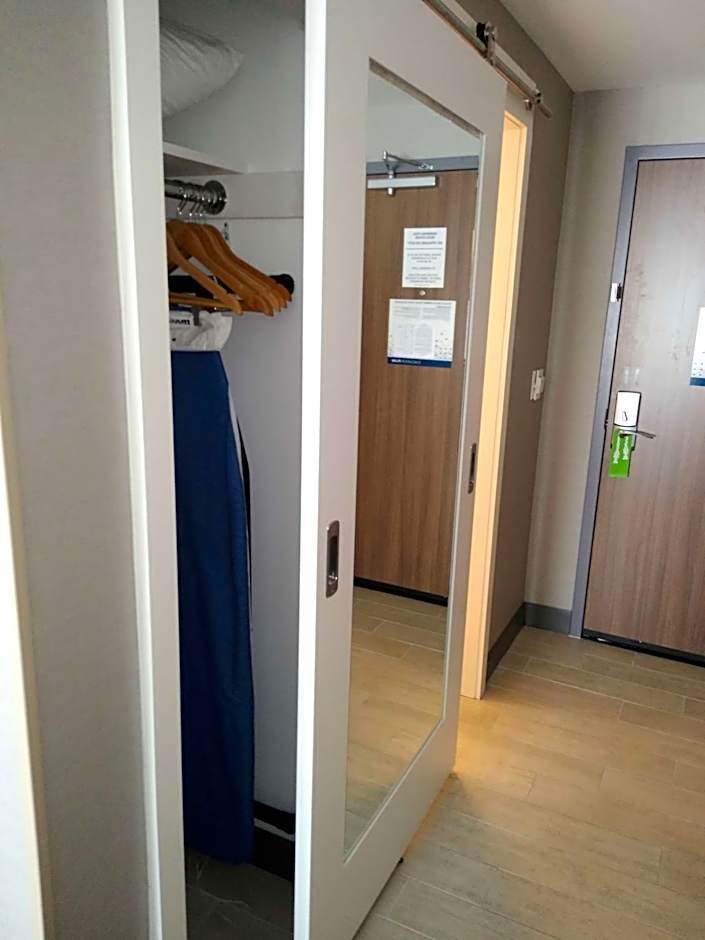 Zdjęcie 1 z 5 — 2 Queen Beds, Hearing/Mobility Accessible