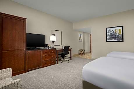 King Room with Accessible Tub - Mobility and Hearing Access/Non-Smoking