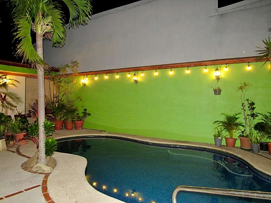 Hotel La Guaria Inn & Suites