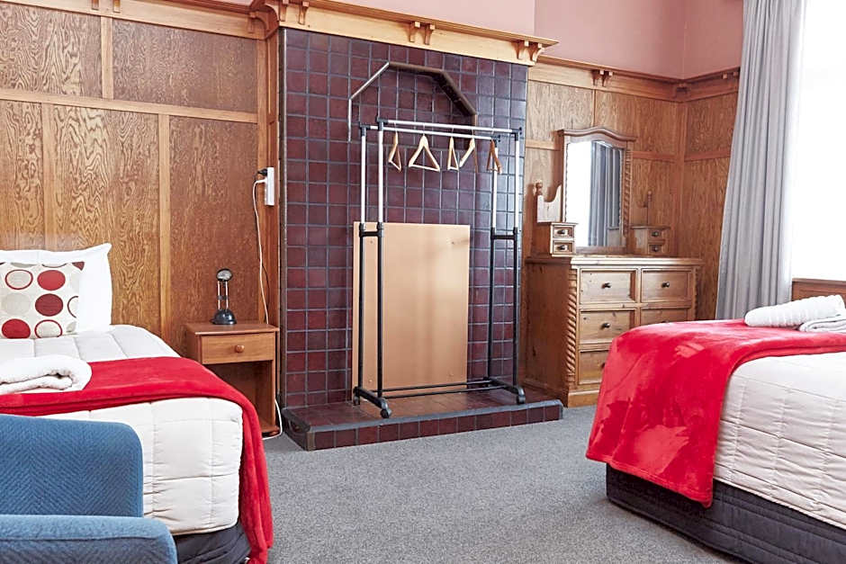 Admiral Court Motel & Apartments