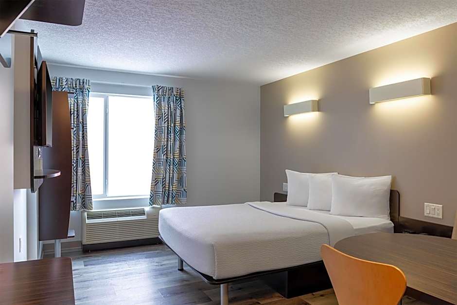 Motel 6 Airdrie, AB
