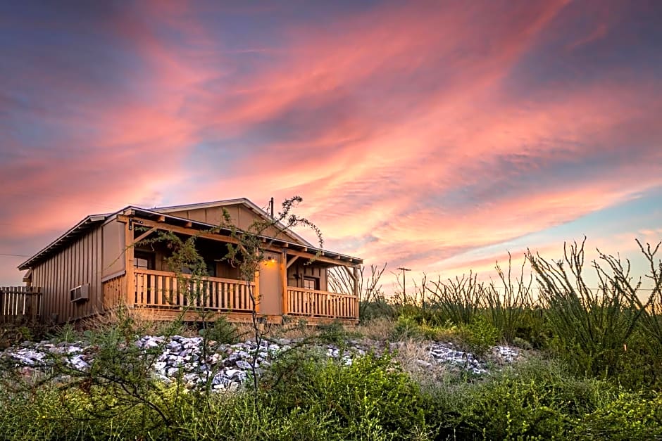 -Pet Friendly- Miners Cabin #5 -Two Double Beds - Private Balcony