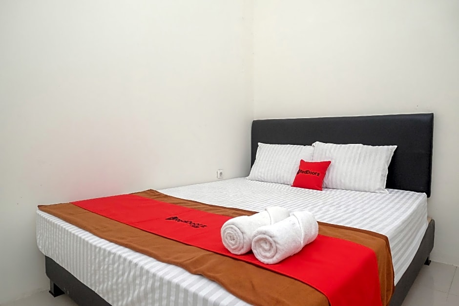 RedDoorz near Alun Alun Magelang 2
