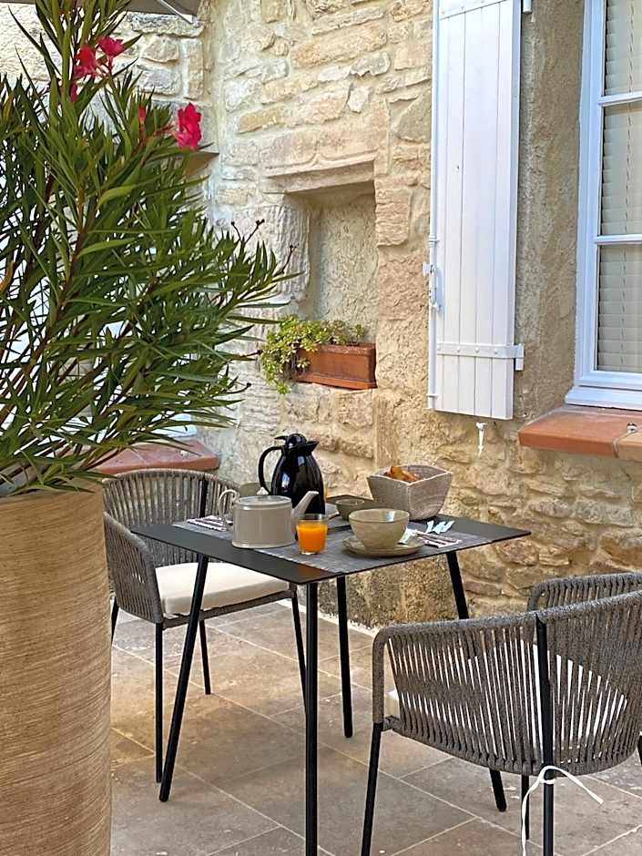 La Maison des Vendangeurs - TABLE D'HÔTES le soir du jeudi au dimanche- Jacuzzi - Balnéo SPA - ACCES PISCINE pour toutes les chambres sauf STUDIO COQUET- Piscine de mai à mi-octobre