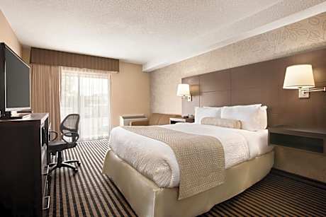 Deluxe Queen Room - Non-Smoking - Drive up