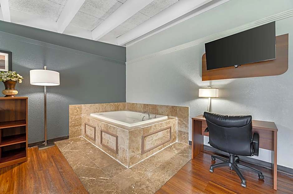 Quality Inn & Suites Kansas City - Independence I-70 East