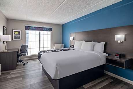 Deluxe King Room - Non-Smoking