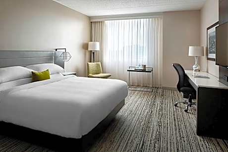 Room, 1 King Bed (Mobility/Hearing Access, Roll-in Shwr) (1 King Bed)