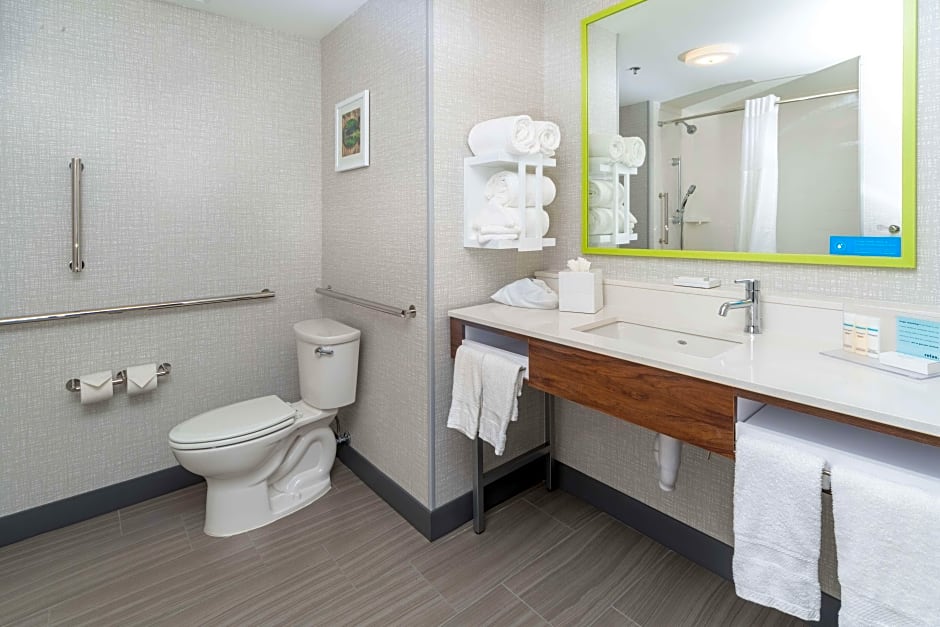 Photo 1 of 6 of 2 Queen Beds, Mobility Accessible, Bathtub