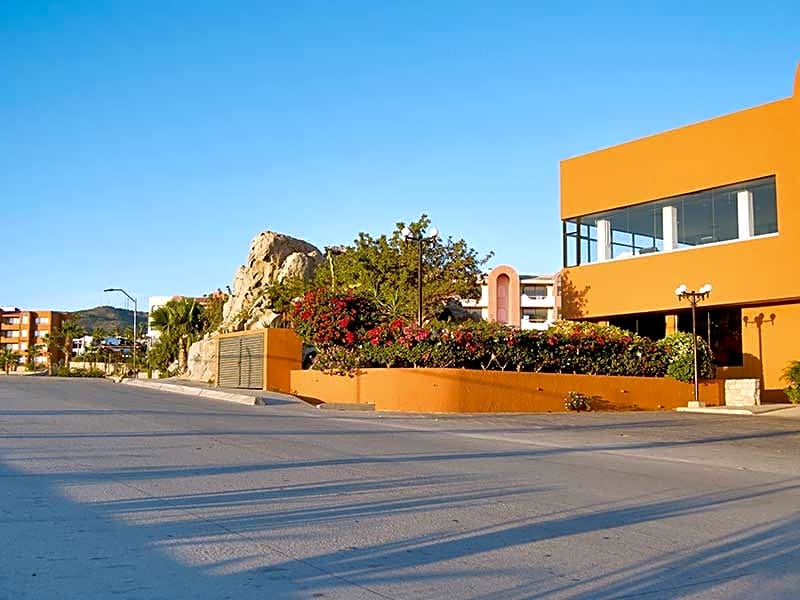 Sunrock Hotel & Suites