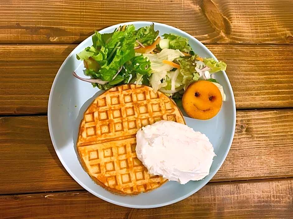 IZA Enoshima Guest House & Bar
