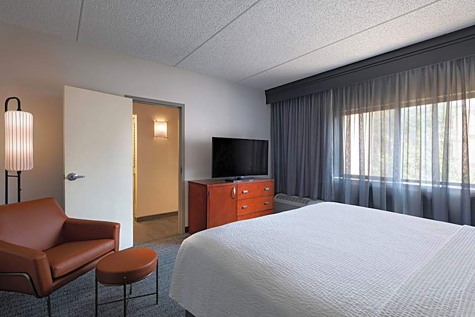 Photo 1 of 5 of 1 Bedroom 1 King Bed with Sofabed Suite, Courtyard View, Balcony