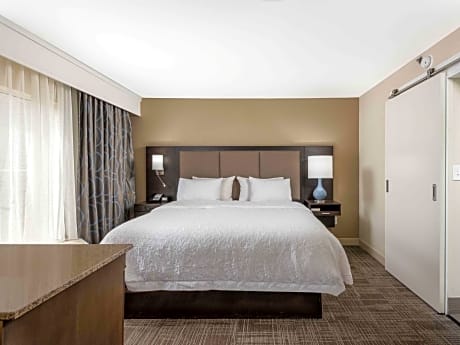 1 QUEEN MOBILITY ACCESS TUB SUITE NONSMOKING