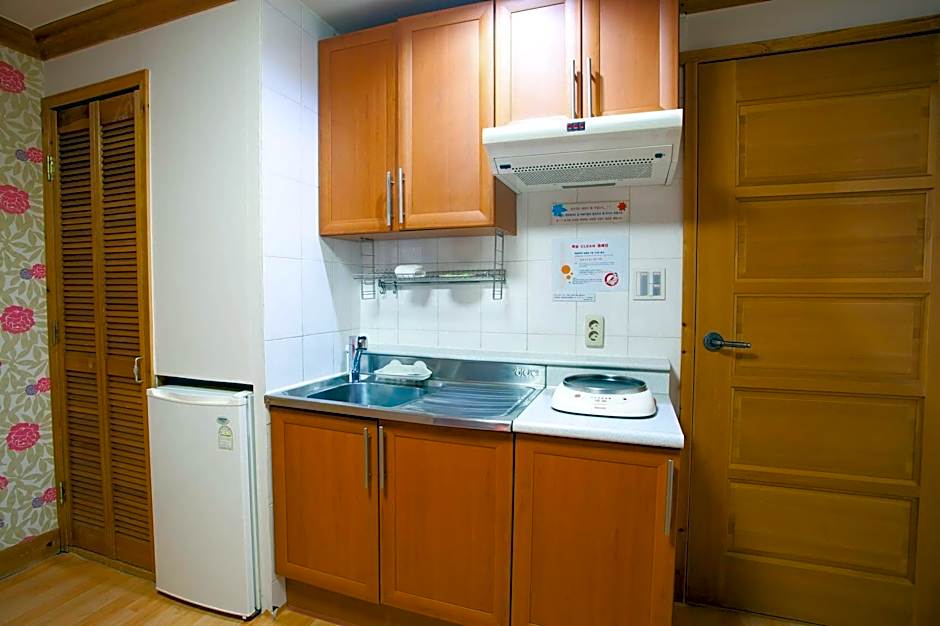 Goodstay White Cabin Pension (Korea Quality)