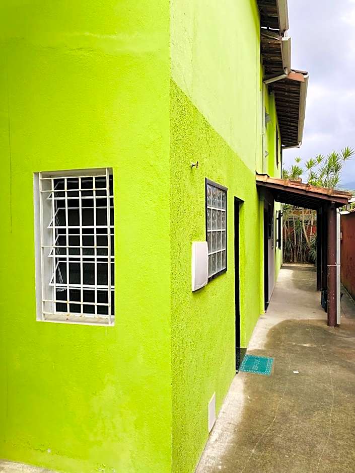 Chalé com churrasqueira - 50 metros da praia da Maranduba - Beira Mar