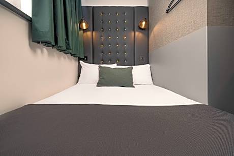 Cosy Single with Window (1 Twin Bed)