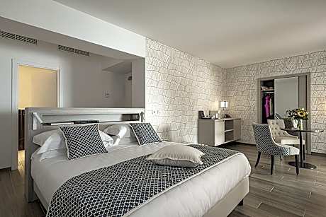 Suite with Garden, Jacuzzi and Sea View