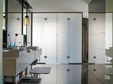 DELUXE SUITE, LOUNGE BENEFITS, 1 KING SIZE BED, LAKE OR PARK VIEW