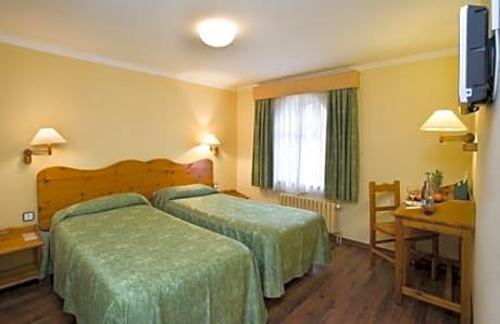 DOUBLE ROOM (2 ADULTS)