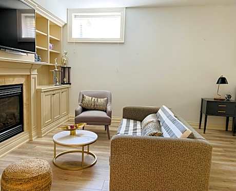 Stylish Private Suite with 2 Bedrooms in Midtown