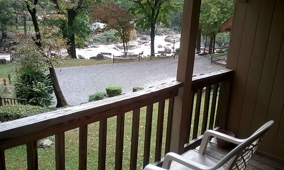 The Evening Shade River Lodge and Cabins