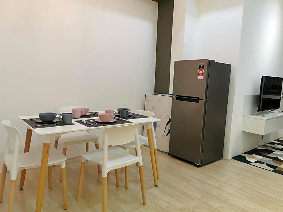 REVO at AURORA PLACE, Pavilion 2, 5 Minutes To AXIATA ARENA BUKIT JALIL FREE WIFI by De Harlequins Guesthouse