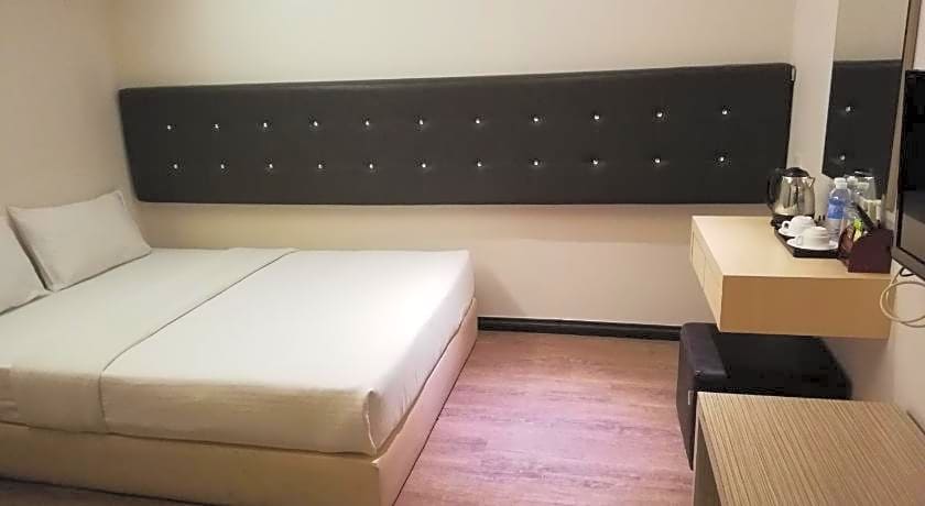 Ease Hotel