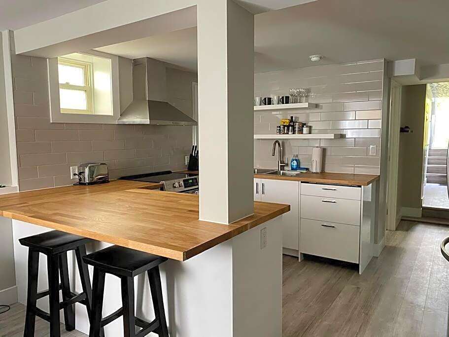 Hidden Getaway, BSMT with Back Yard