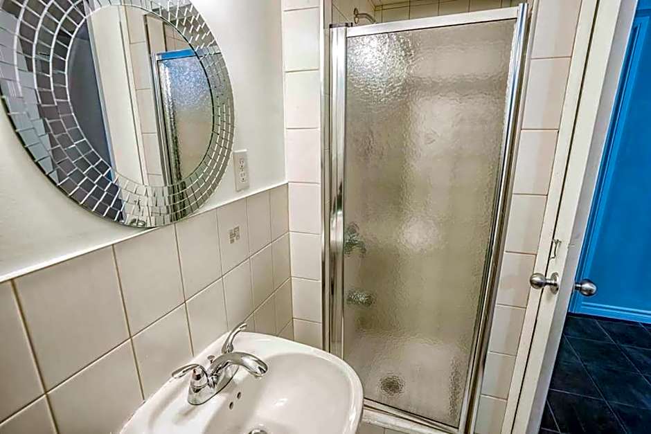 Designer 4BR Executive Townhome w/Parking