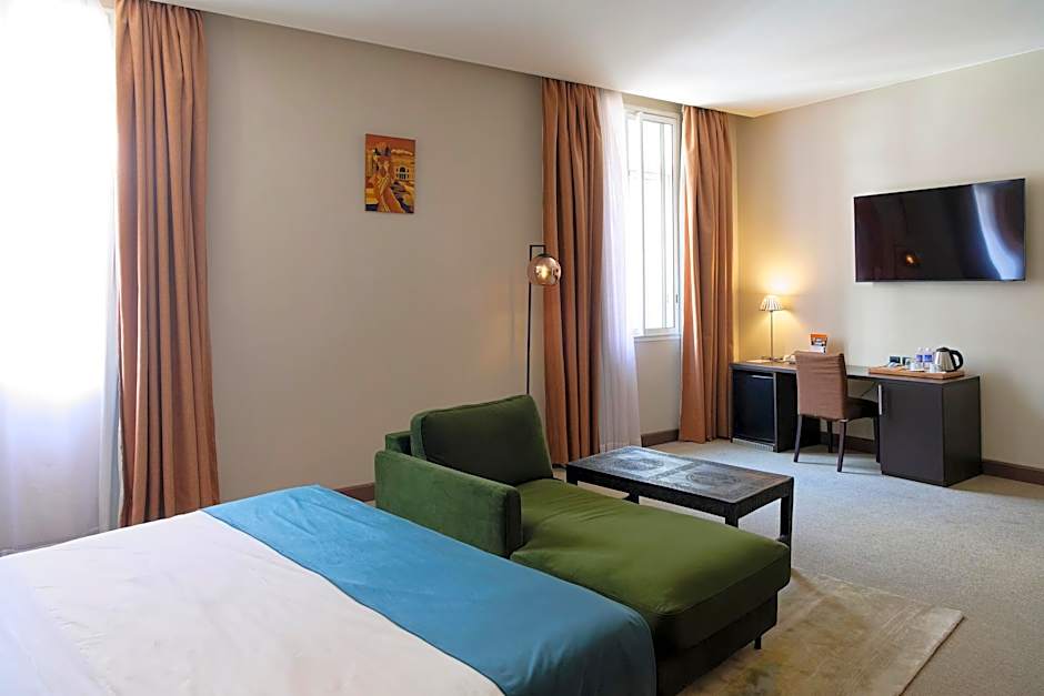 TANA Hotel