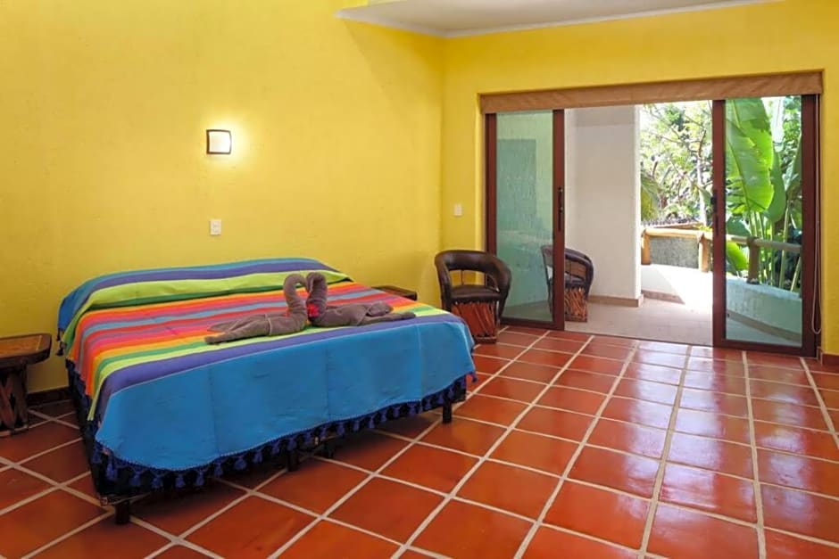 Villa Kiwi. Huge Pool, Steps To Town n Beach. 6 plus BRM 7.5 BTH 3 KCN