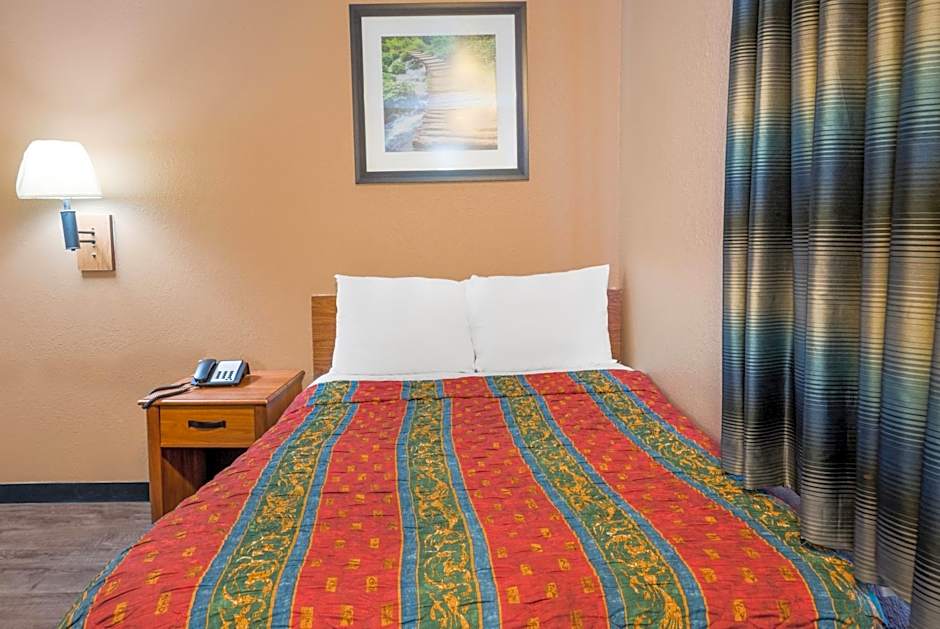 Knights Inn Grand Rapids East