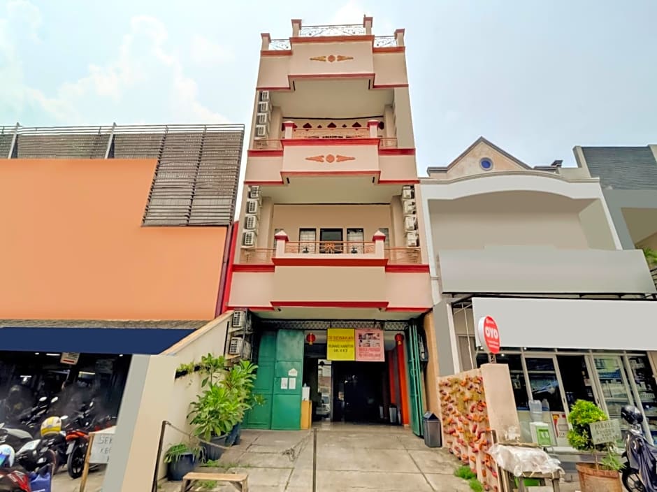 Vaccinated Staff - OYO 90048 Teratai Bekasi Guesthouse