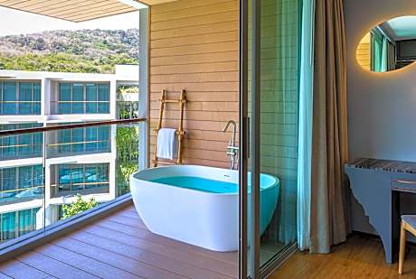 Deluxe King Room with Sky Bath - Non-Smoking