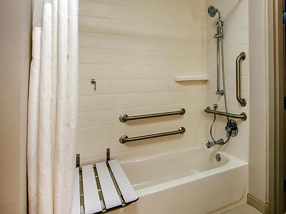 Holiday Inn Express & Suites Sturbridge By IHG