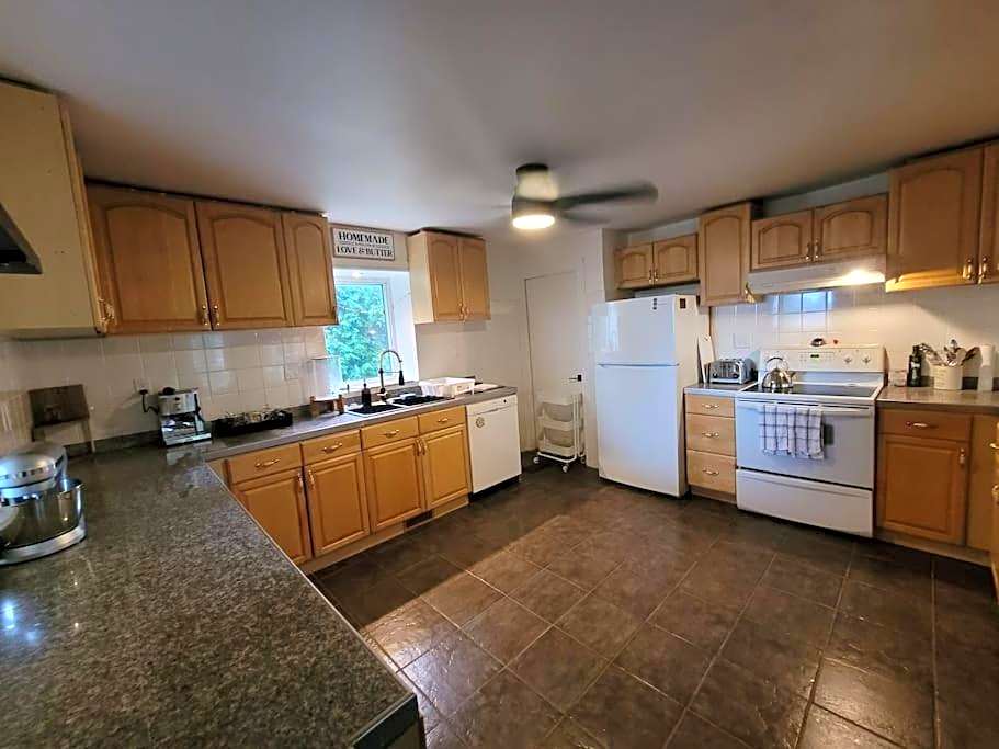 Cozy Farmhouse 10 Minutes From The Beach!