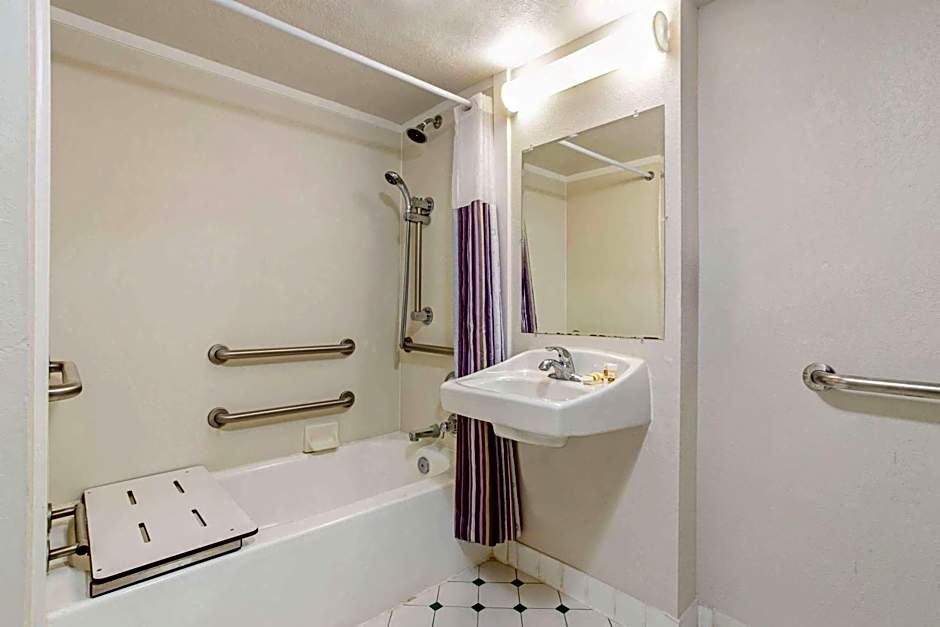 La Quinta Inn & Suites by Wyndham Tampa Bay Pinellas Park Clearw