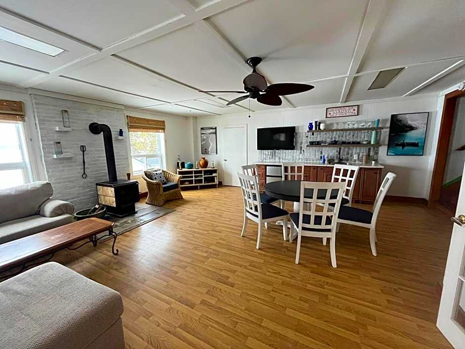 Lakehouse chalet on Sky Lake Ontario 5 bedrooms