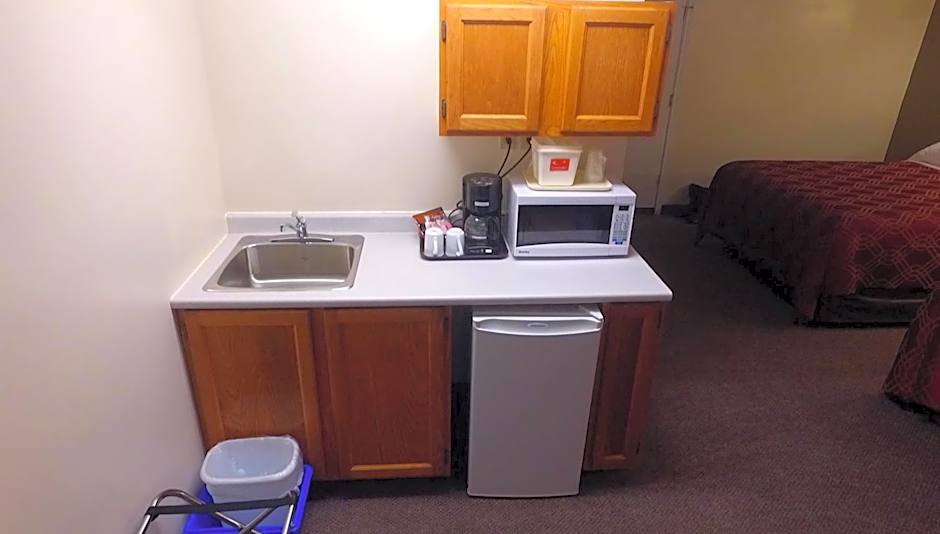 Econo Lodge Inn & Suites