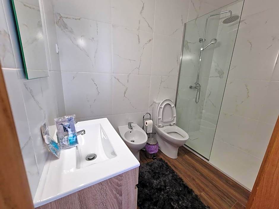 Leonchic - Guest House com Piscina de Água Salgada