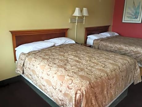 Queen Room with Two Queen Beds - Smoking