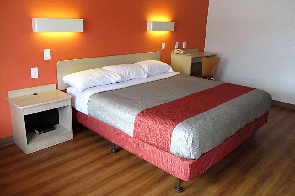 Travelodge by Wyndham Lansing