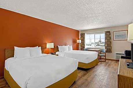 Two Queen Beds with Lake View/Disability Access - Non Smoking