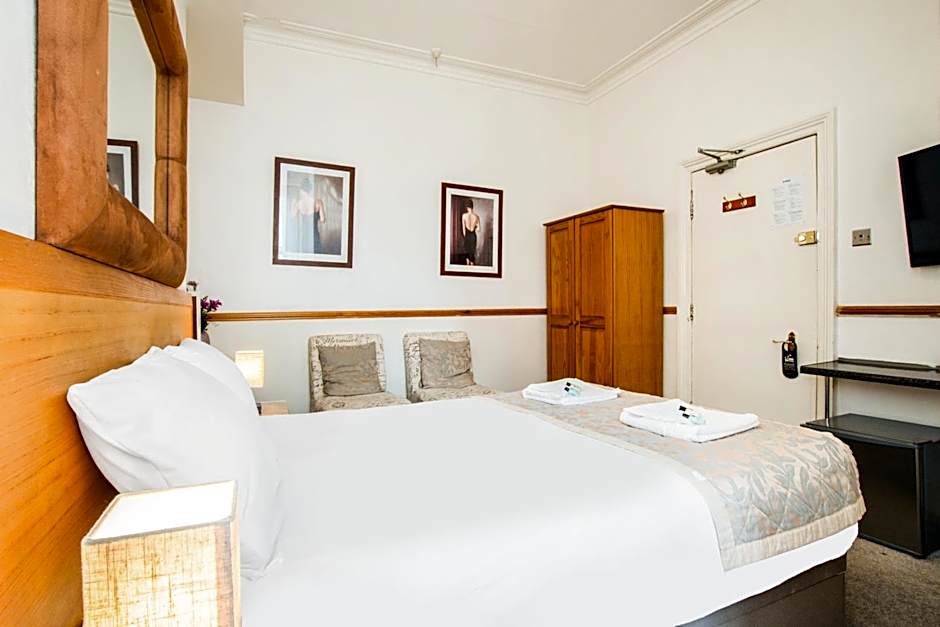 OYO The Lodge Bournemouth