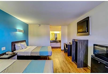 Queen Room with Two Queen Beds - Smoking