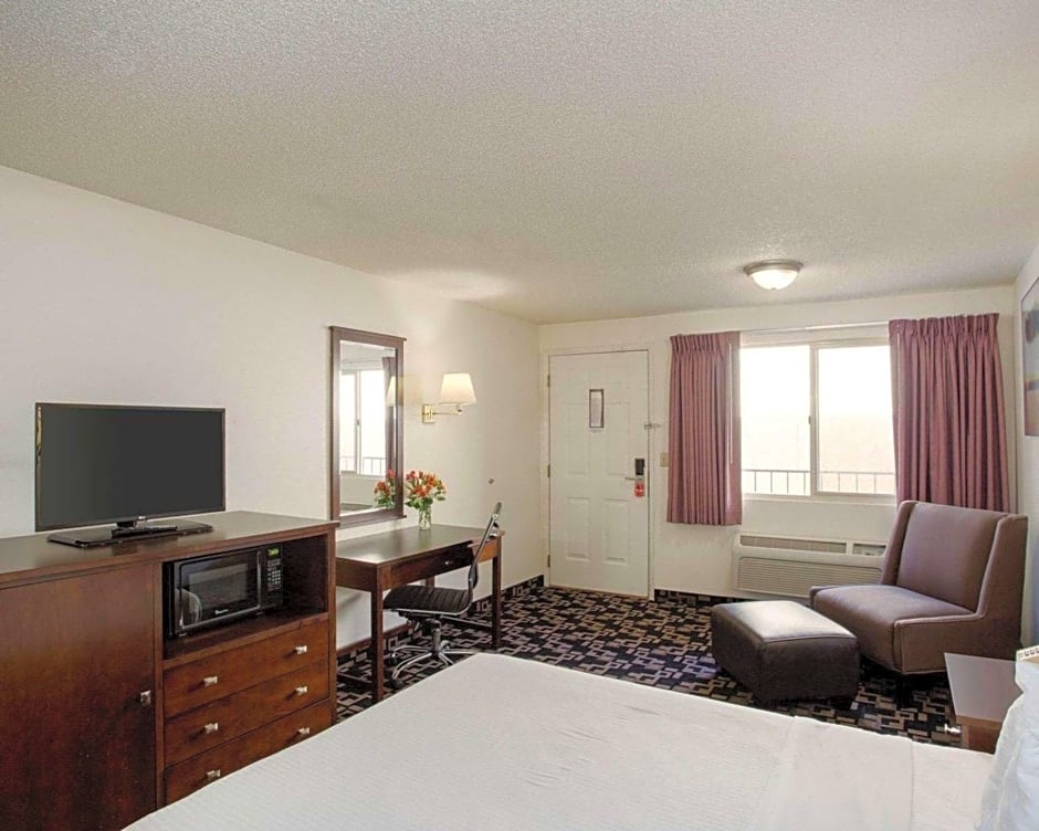 MorningGlory Inn & Suites