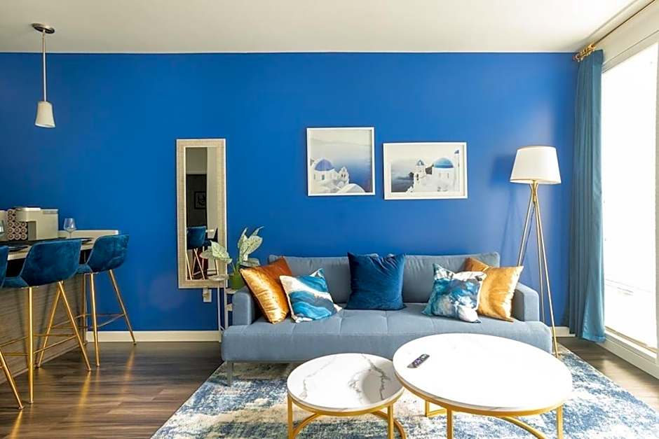 Paid Garage Parking- King Bed-balcony Wd 55" Tv