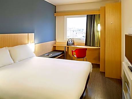 DOUBLE STANDARD DOUBLE BED + SINGLE BED capacity 01