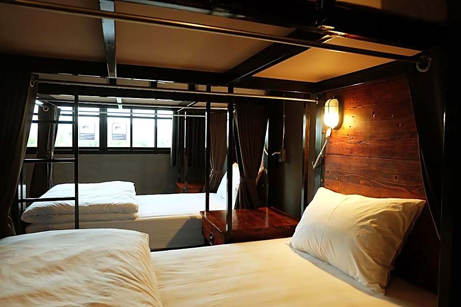 Rider Bedroom Hostel & Cafe